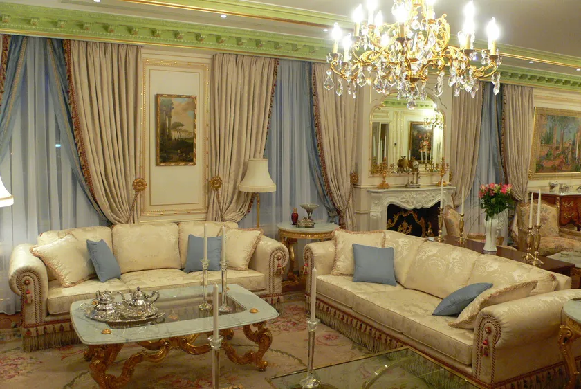 Salotto chiaro con arredi classici e specchi