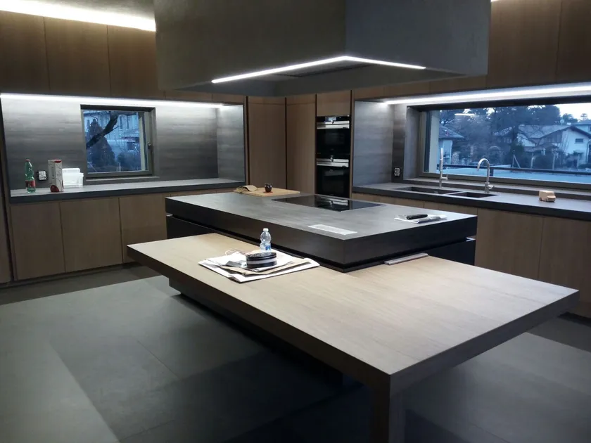 Cucina con isola, tavolo integrato e cappa sospesa