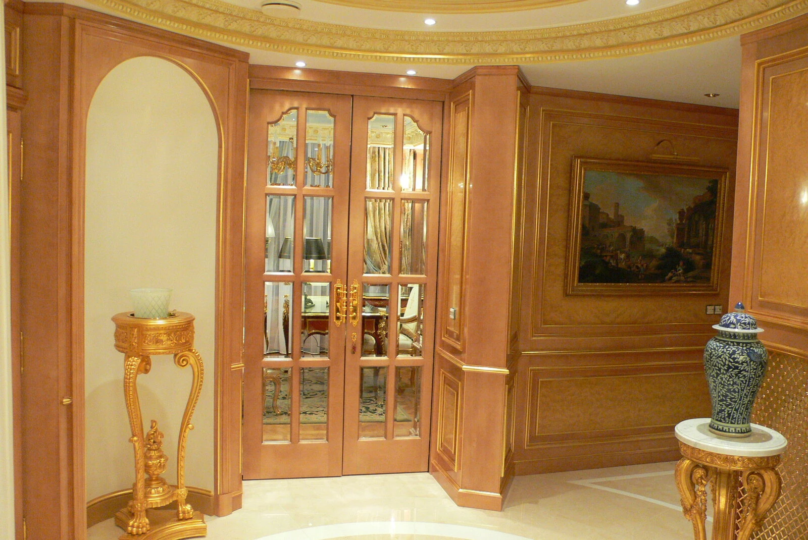 Boiserie classica in legno con porte vetrate e dettagli realizzati su misura