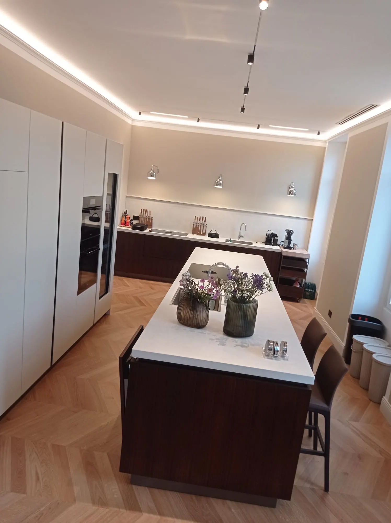 Cucina su misura in legno e toni chiari