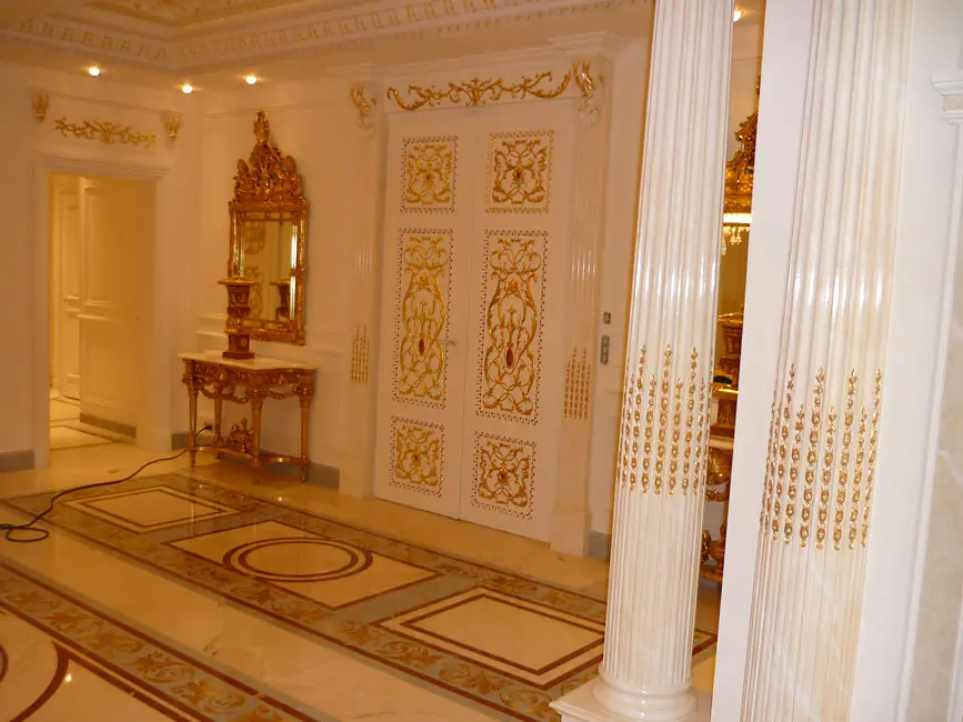 Ingresso classico intagliato e laccato con dettagli in foglia d'oro realizzato su misura