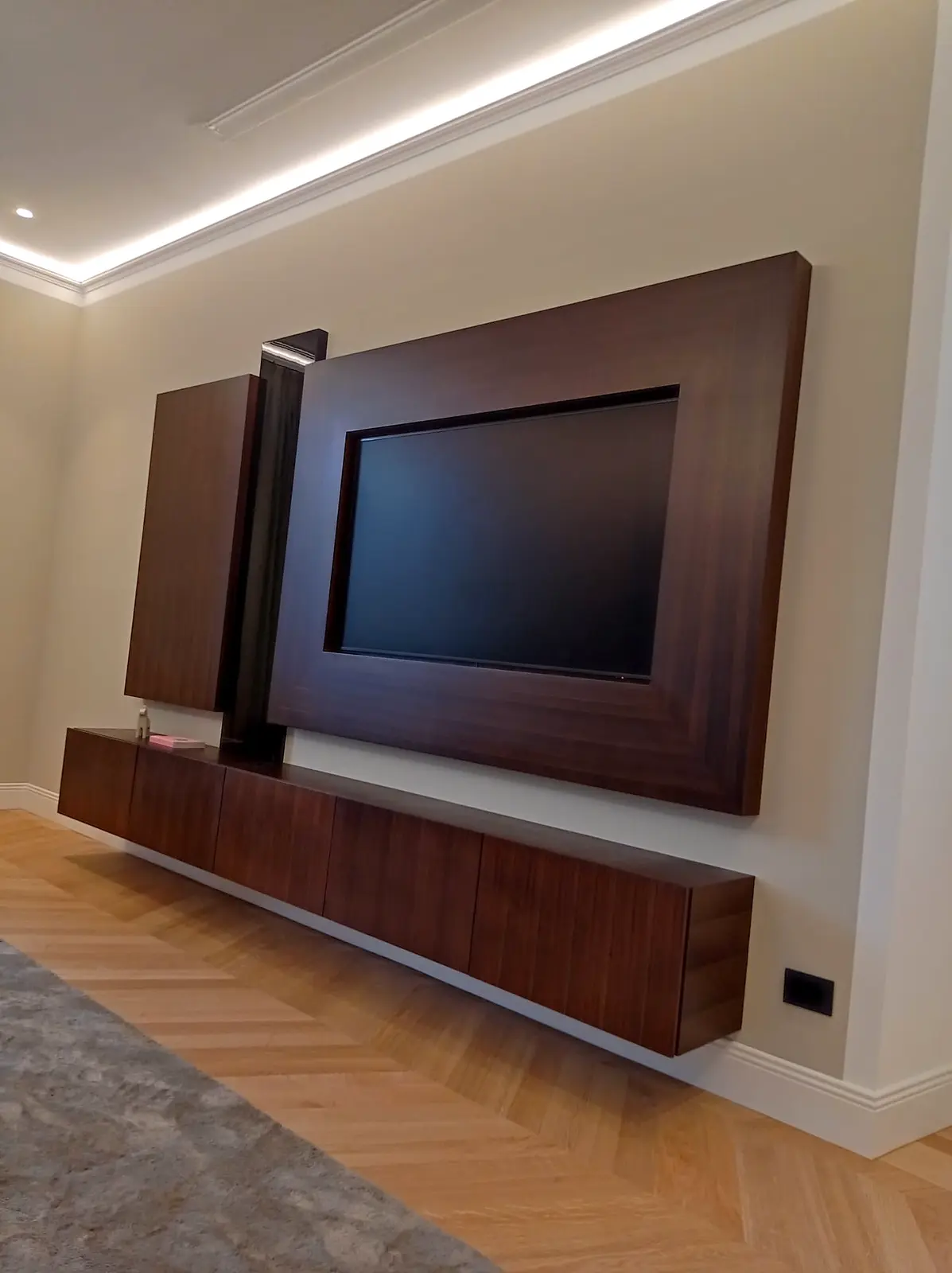 Parete TV contemporanea in legno con contenitori sospesi realizzata su misura